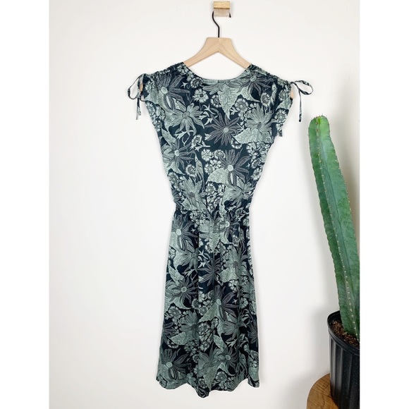 Banana Republic | Sleeveless Floral Silk Dress - Picture 3 of 7